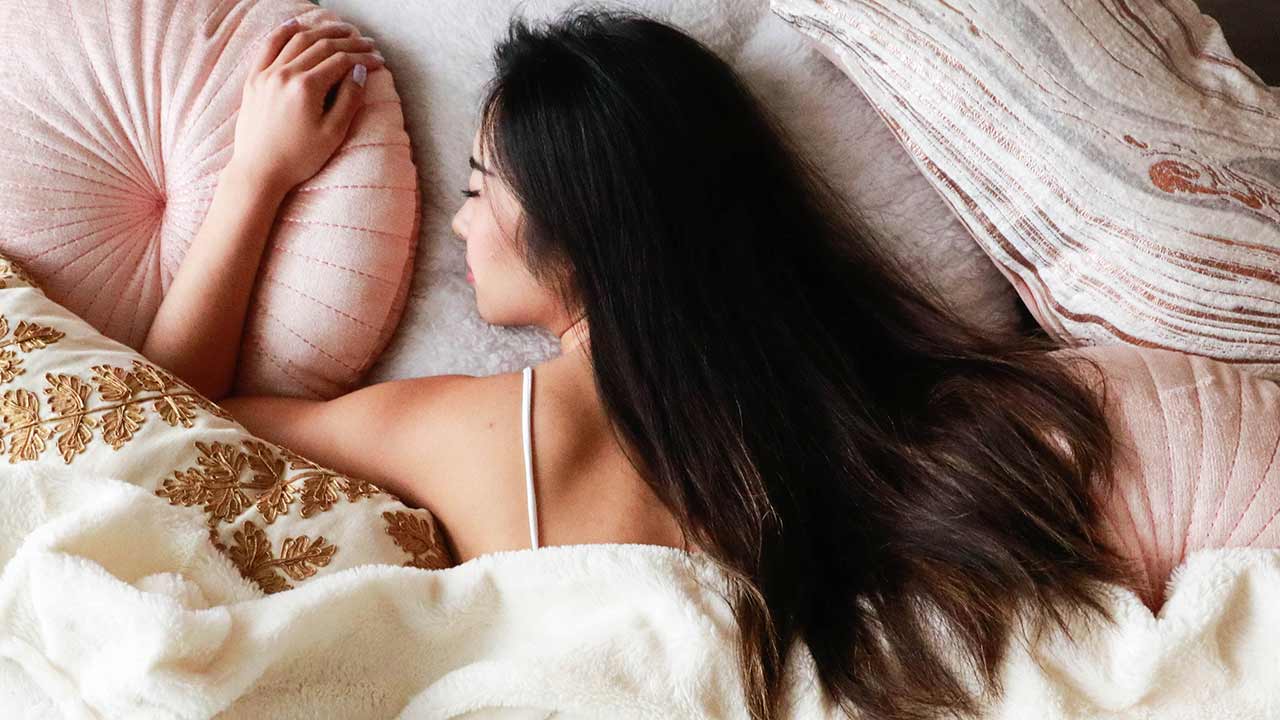 7 Tips for Sleeping With Long Hair to Prevent Damage